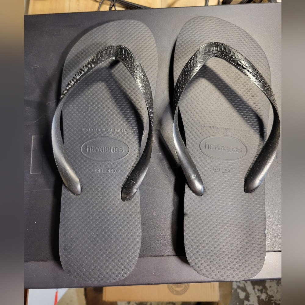 Men's Haviaanas slides black size 11/12.
